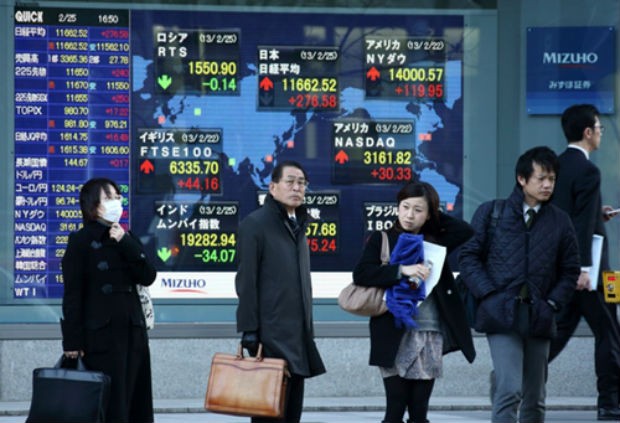 Chứng khoán Nhật "bốc hơi" 10% nếu hoãn tăng thuế